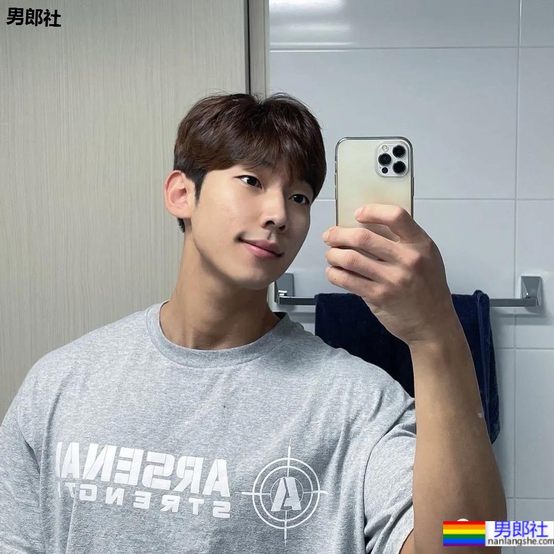 奶凶体育生一战成名，被摄影师拍腹肌大片，他真不适合穿衣裳 - 51虹马