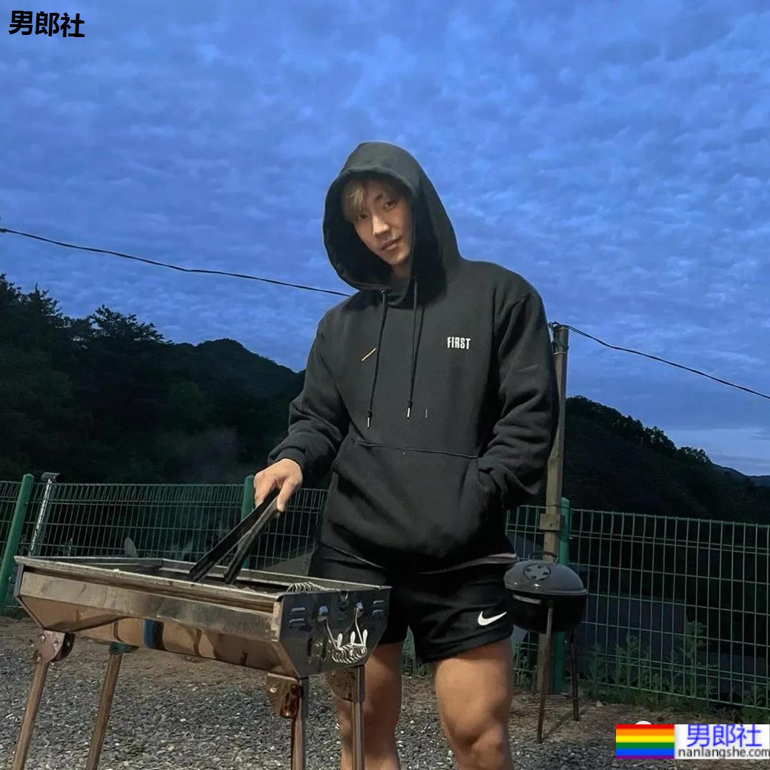 奶凶体育生一战成名，被摄影师拍腹肌大片，他真不适合穿衣裳 - 51虹马