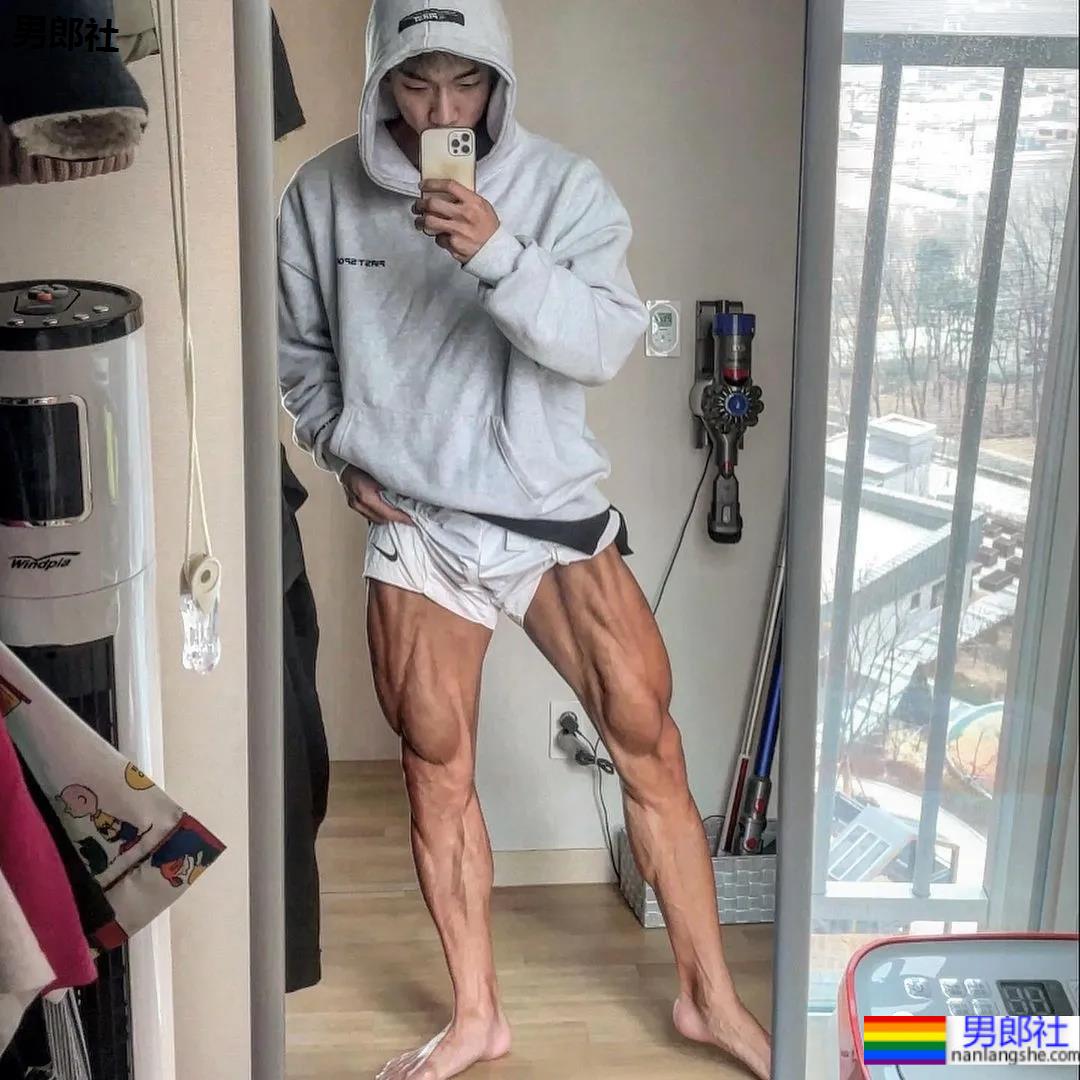 奶凶体育生一战成名，被摄影师拍腹肌大片，他真不适合穿衣裳 - 51虹马