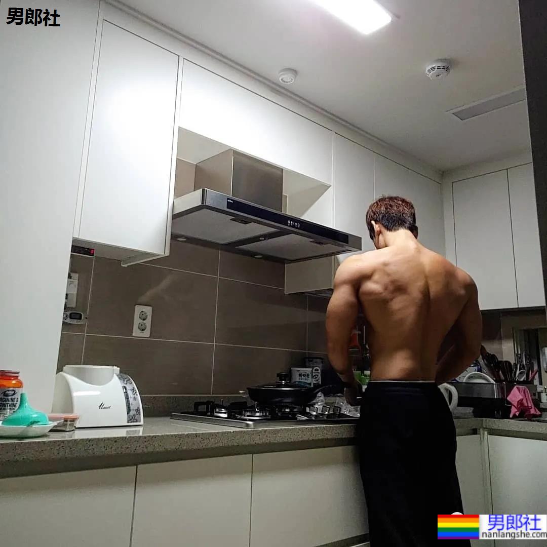 奶凶体育生一战成名，被摄影师拍腹肌大片，他真不适合穿衣裳 - 51虹马