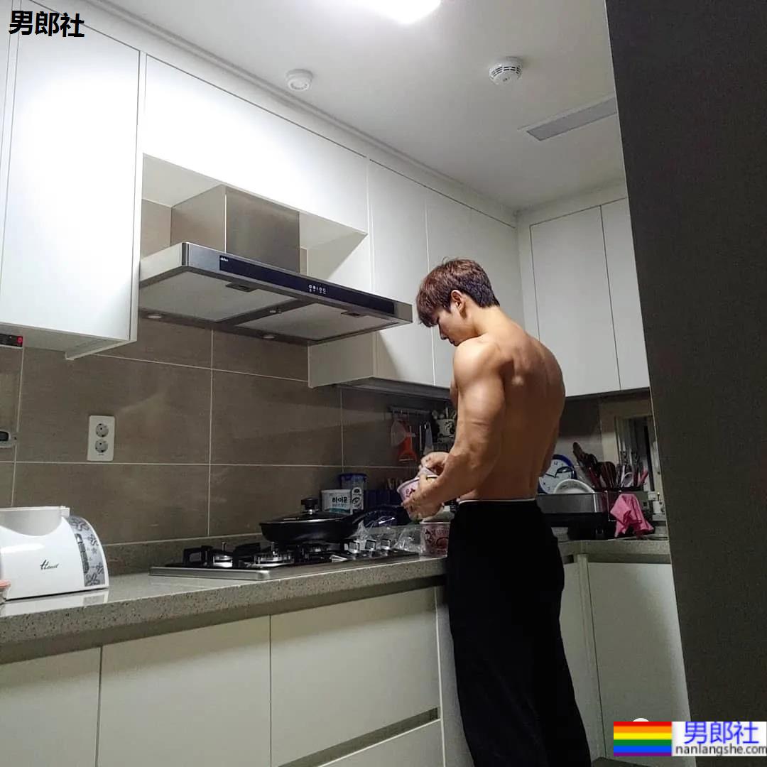 奶凶体育生一战成名，被摄影师拍腹肌大片，他真不适合穿衣裳 - 51虹马