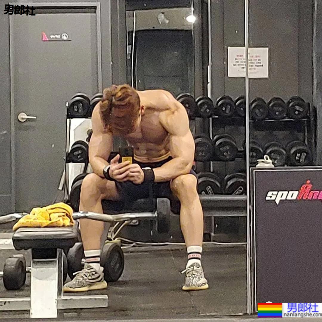 奶凶体育生一战成名，被摄影师拍腹肌大片，他真不适合穿衣裳 - 51虹马