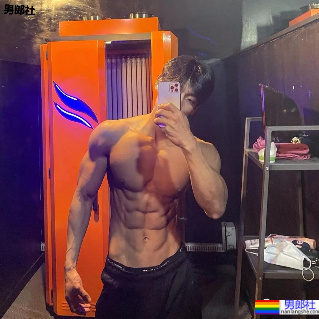 奶凶体育生一战成名，被摄影师拍腹肌大片，他真不适合穿衣裳 - 51虹马