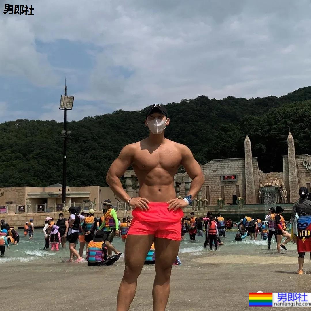 奶凶体育生一战成名，被摄影师拍腹肌大片，他真不适合穿衣裳 - 51虹马