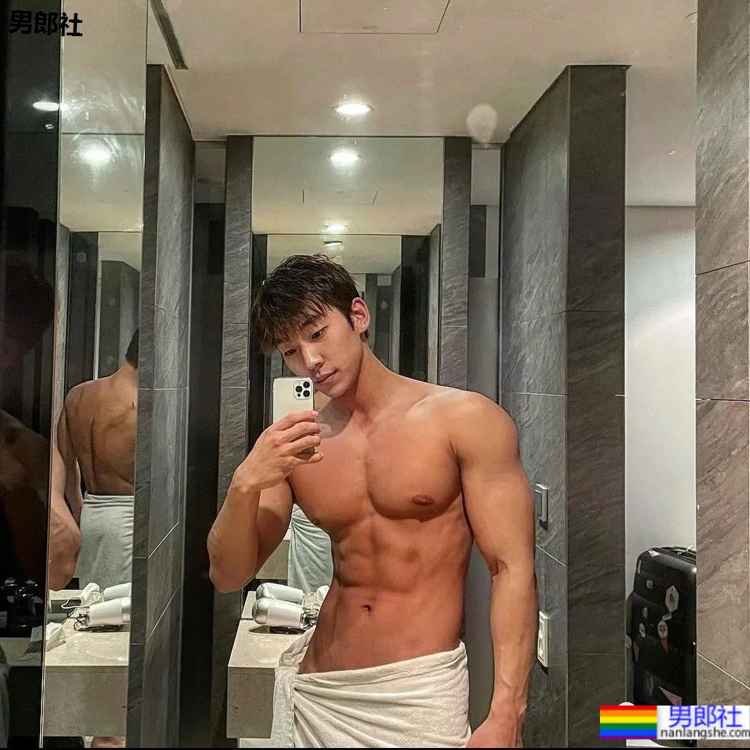 奶凶体育生一战成名，被摄影师拍腹肌大片，他真不适合穿衣裳 - 51虹马