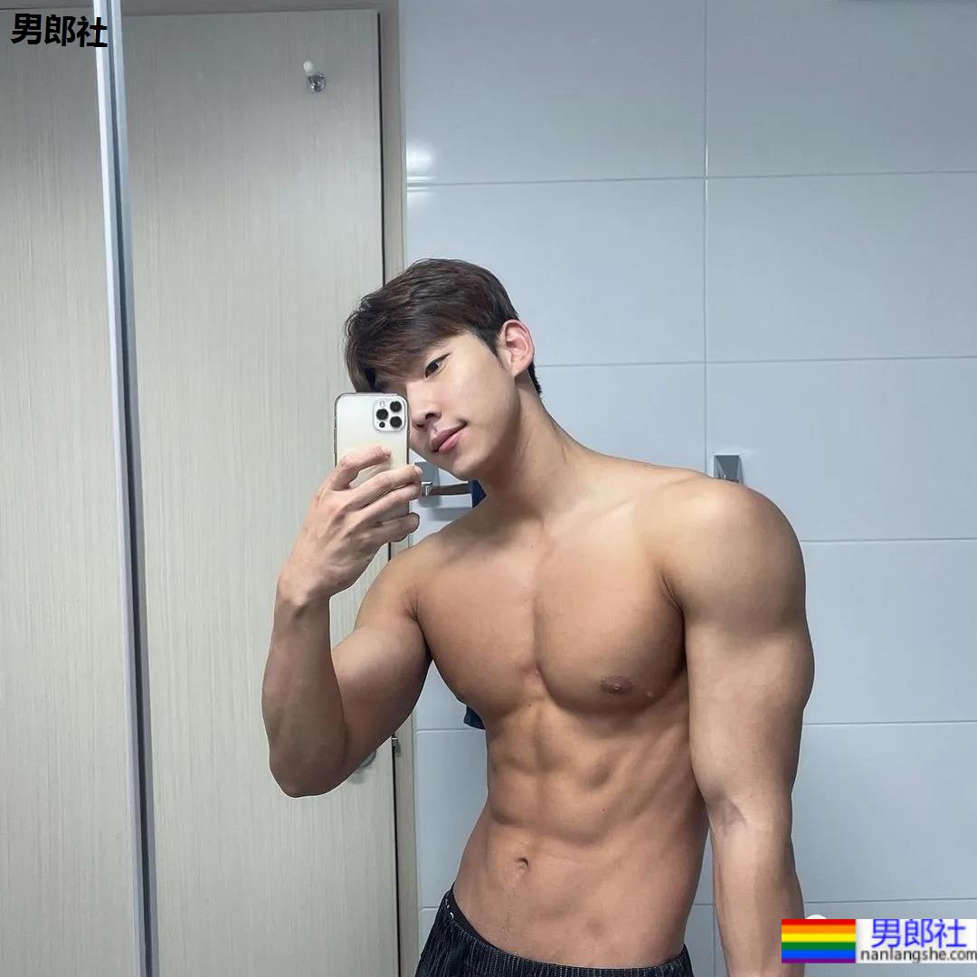 奶凶体育生一战成名，被摄影师拍腹肌大片，他真不适合穿衣裳 - 51虹马