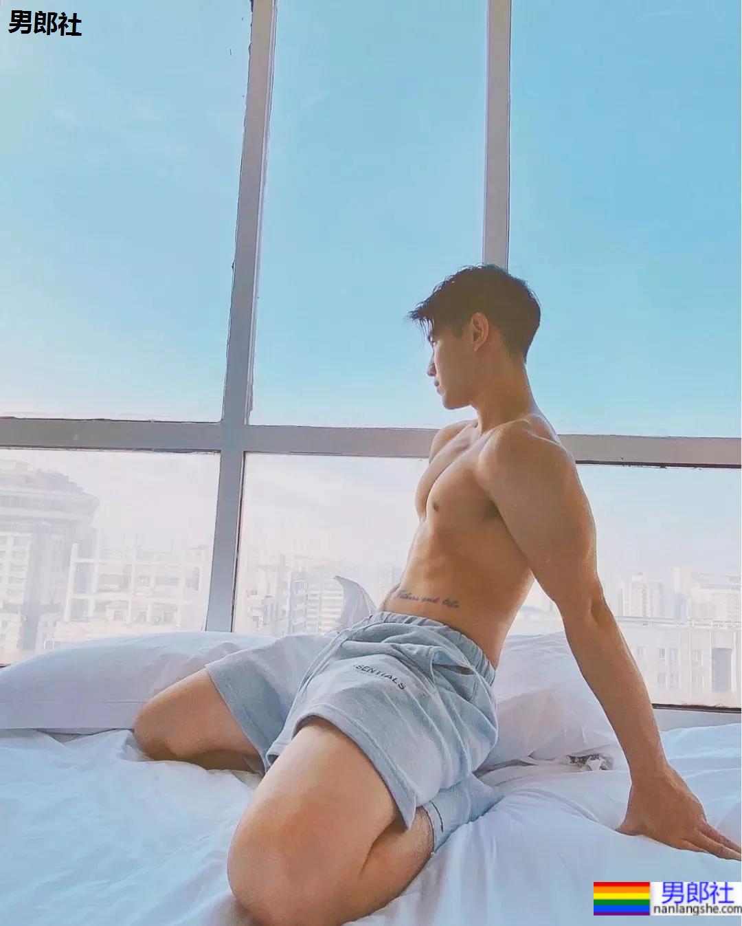 运动场穿超短裤的小伙火啦，撩衣样子秀出秘密啦 - 51虹马