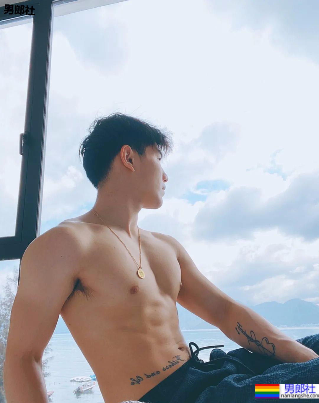 运动场穿超短裤的小伙火啦，撩衣样子秀出秘密啦 - 51虹马