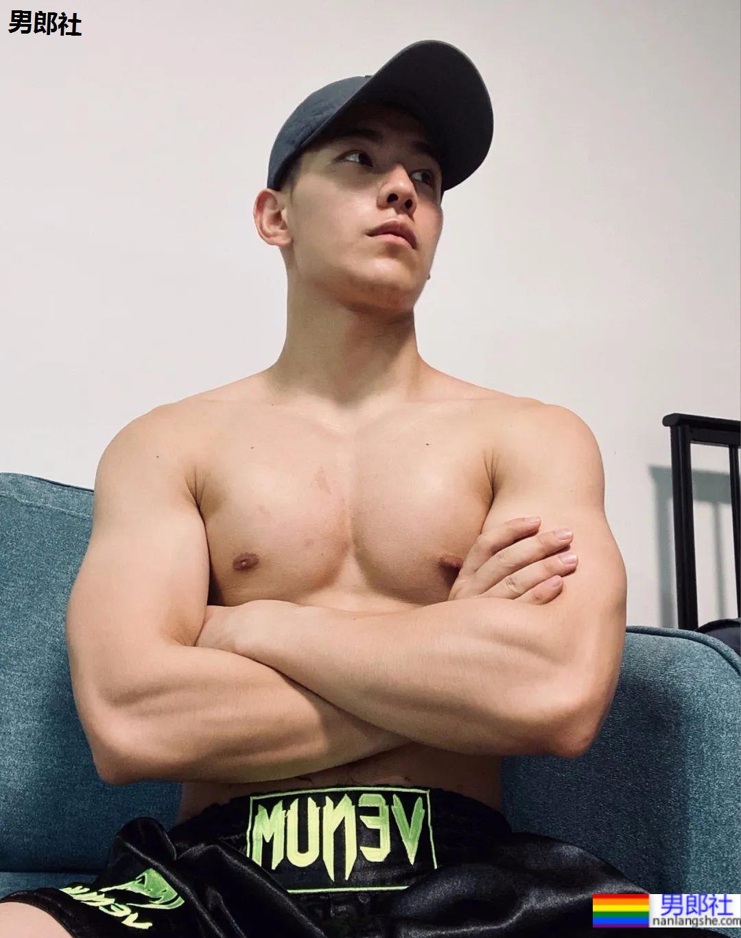 运动场穿超短裤的小伙火啦，撩衣样子秀出秘密啦 - 51虹马