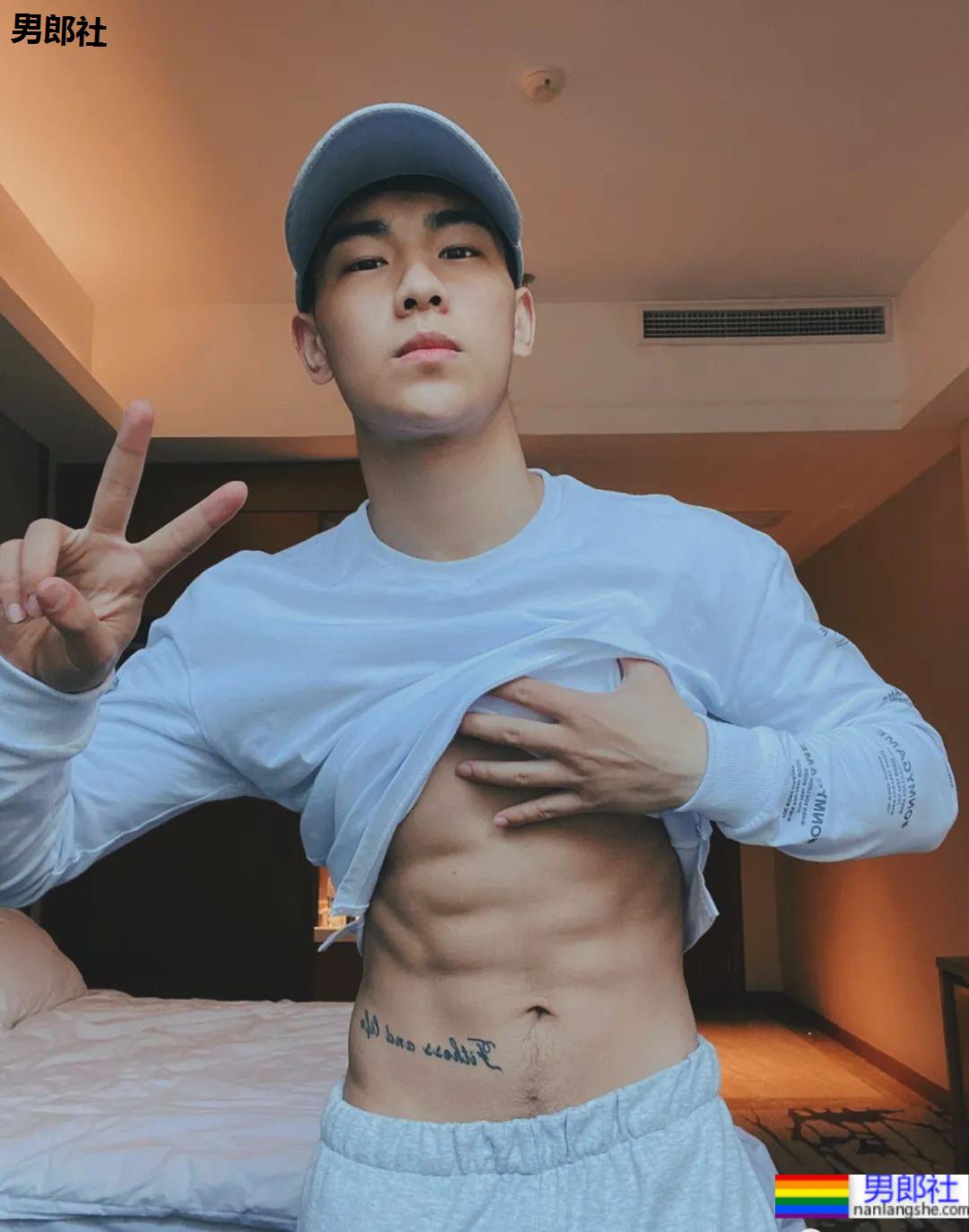 运动场穿超短裤的小伙火啦，撩衣样子秀出秘密啦 - 51虹马