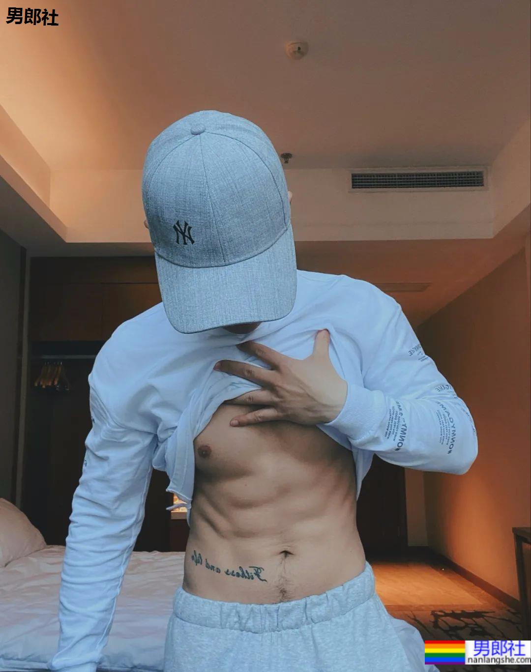 运动场穿超短裤的小伙火啦，撩衣样子秀出秘密啦 - 51虹马