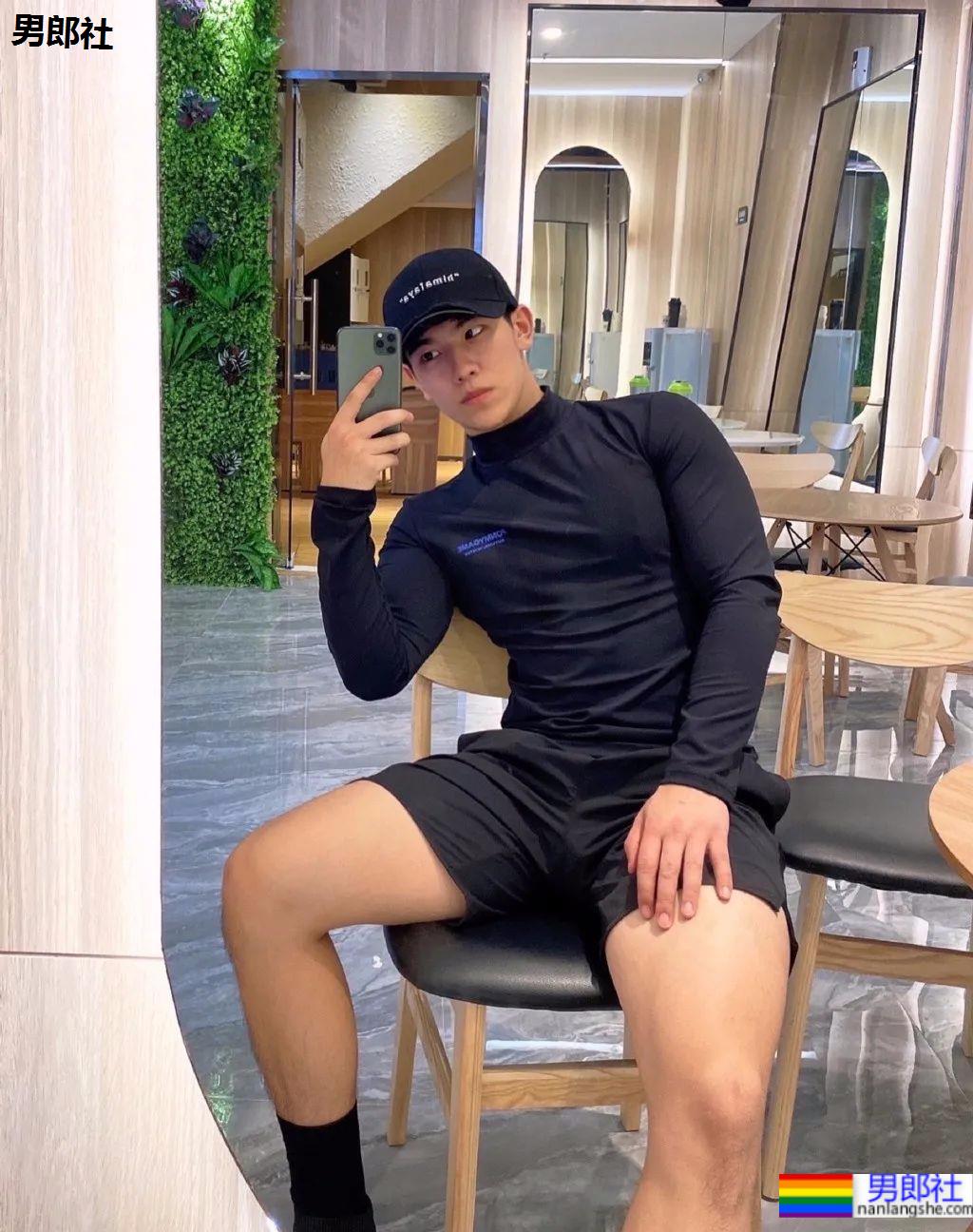 运动场穿超短裤的小伙火啦，撩衣样子秀出秘密啦 - 51虹马