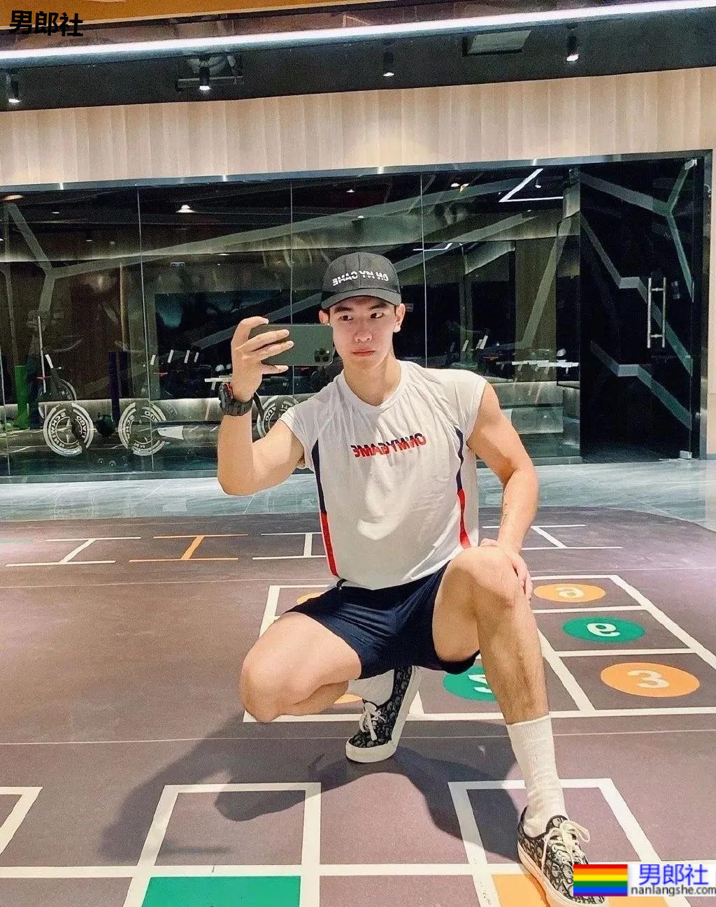 运动场穿超短裤的小伙火啦，撩衣样子秀出秘密啦 - 51虹马