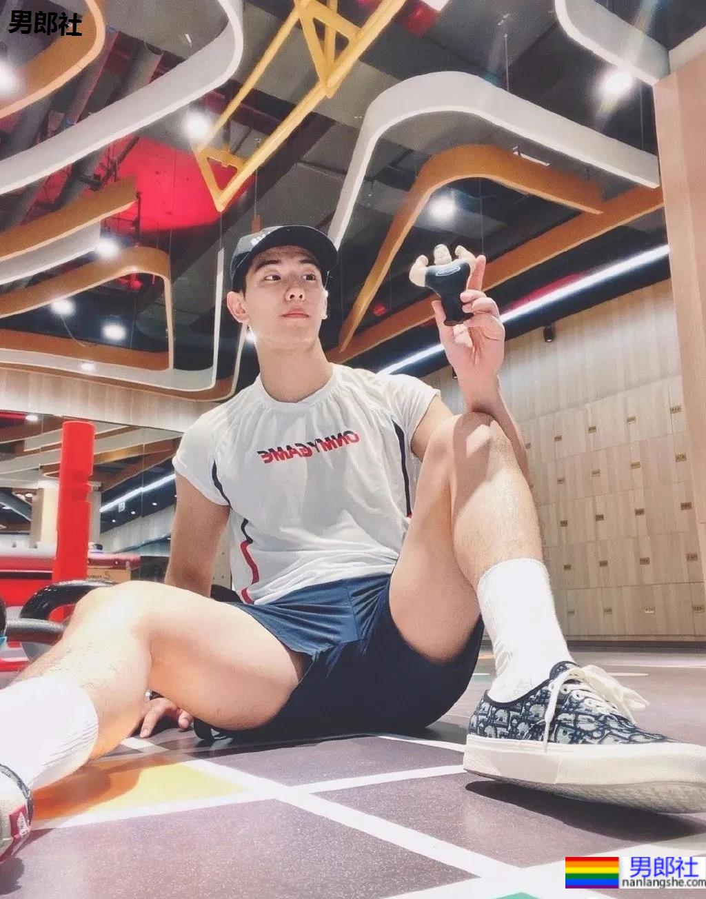 运动场穿超短裤的小伙火啦，撩衣样子秀出秘密啦 - 51虹马