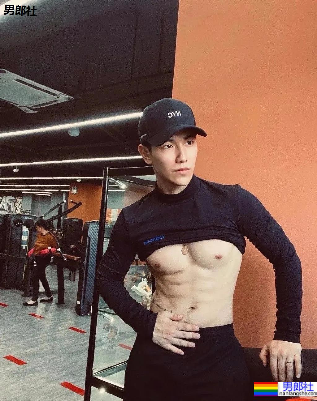 运动场穿超短裤的小伙火啦，撩衣样子秀出秘密啦 - 51虹马