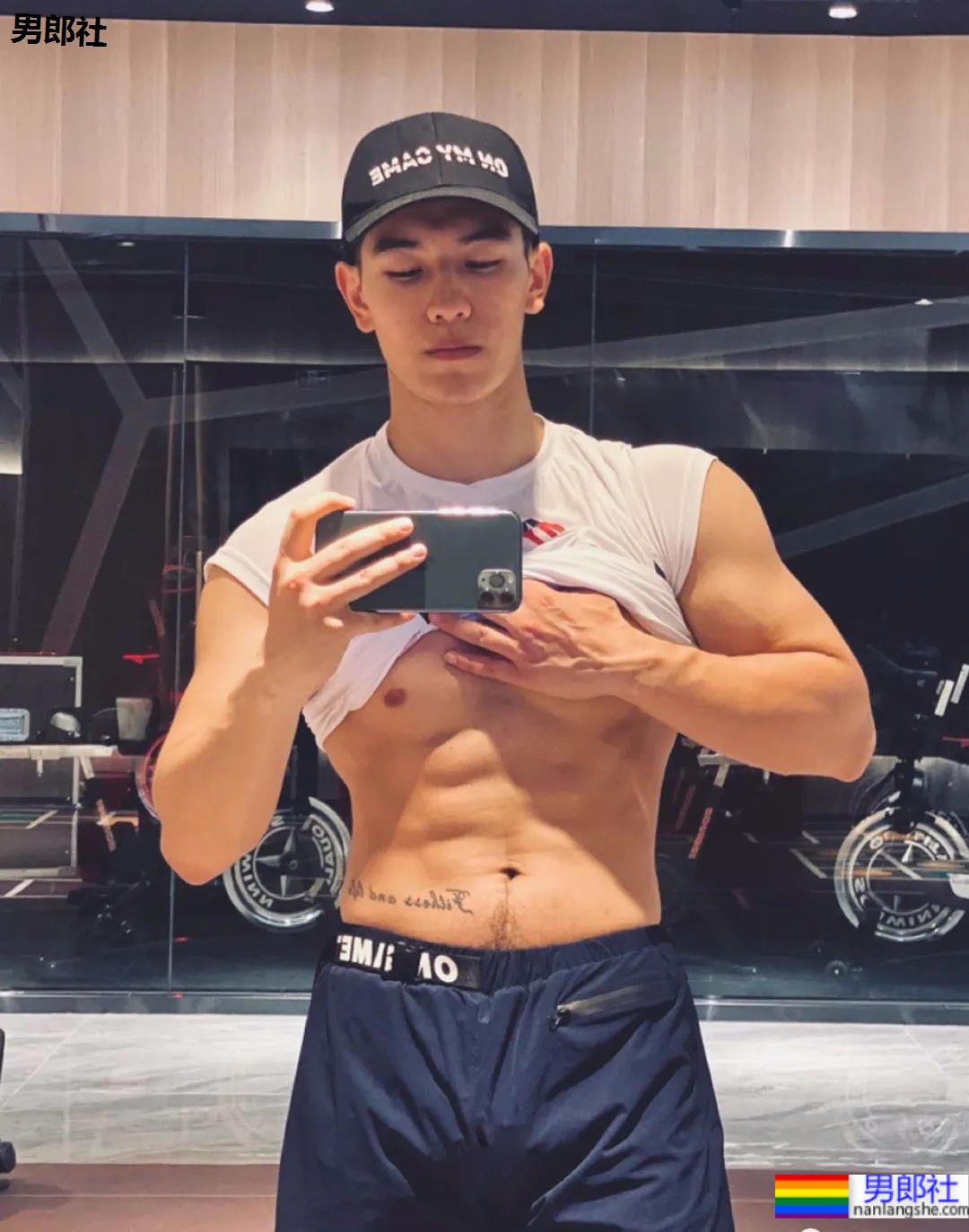 运动场穿超短裤的小伙火啦，撩衣样子秀出秘密啦 - 51虹马