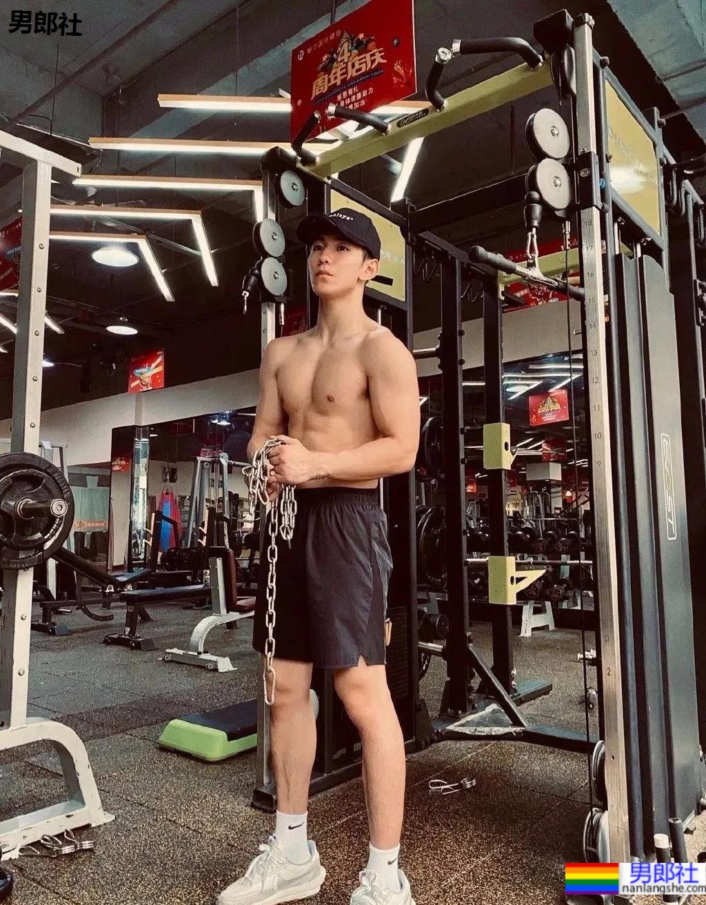 运动场穿超短裤的小伙火啦，撩衣样子秀出秘密啦 - 51虹马