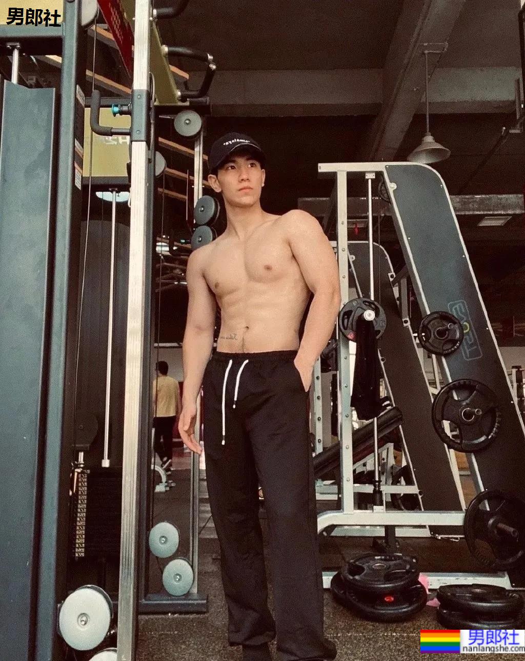 运动场穿超短裤的小伙火啦，撩衣样子秀出秘密啦 - 51虹马