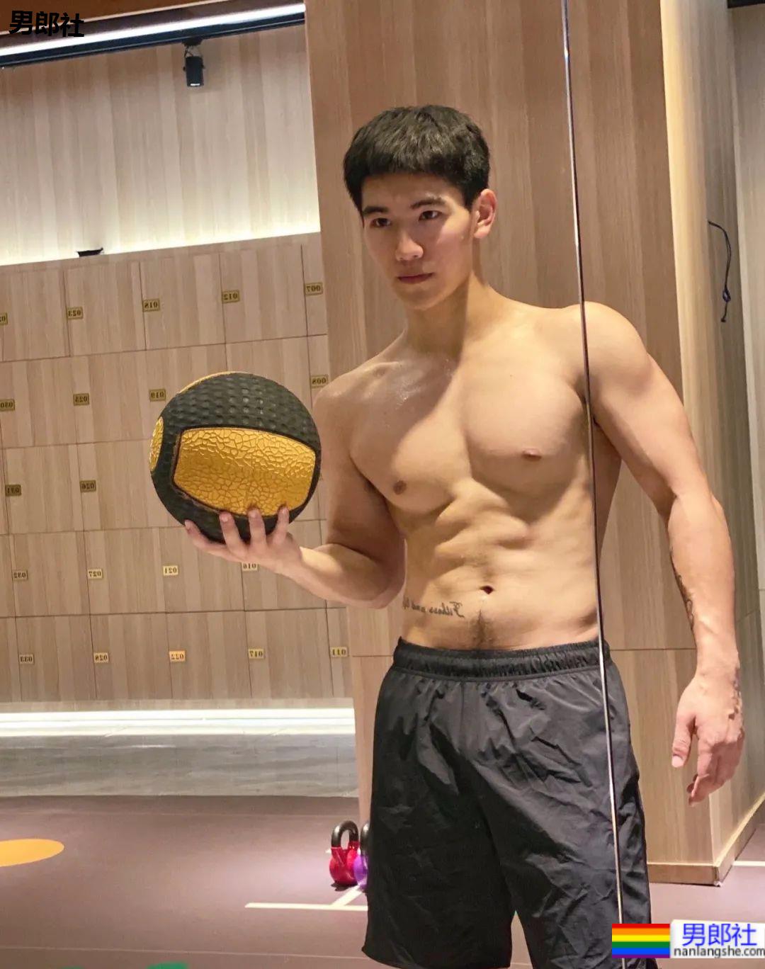 运动场穿超短裤的小伙火啦，撩衣样子秀出秘密啦 - 51虹马