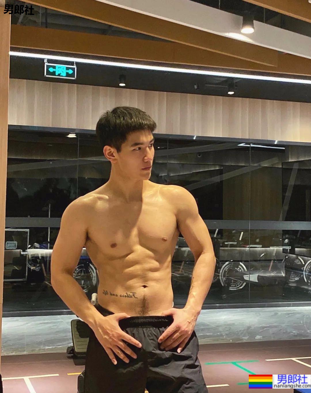 运动场穿超短裤的小伙火啦，撩衣样子秀出秘密啦 - 51虹马