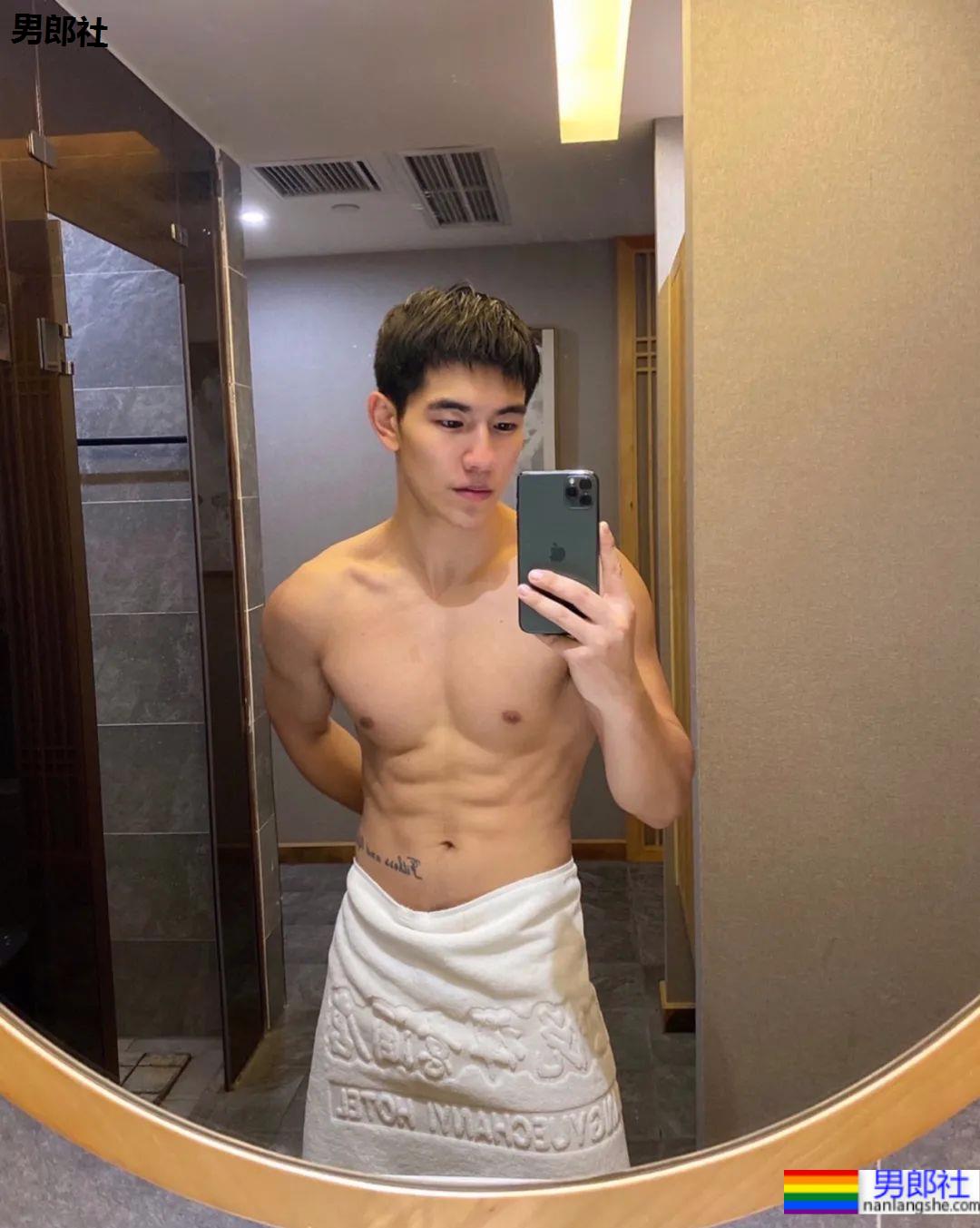 运动场穿超短裤的小伙火啦，撩衣样子秀出秘密啦 - 51虹马