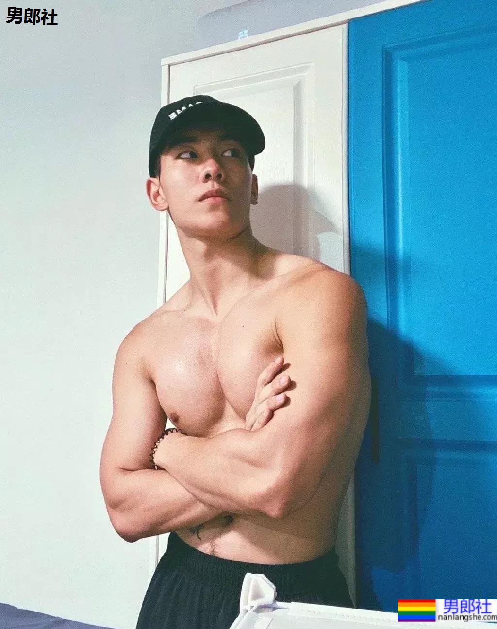 运动场穿超短裤的小伙火啦，撩衣样子秀出秘密啦 - 51虹马