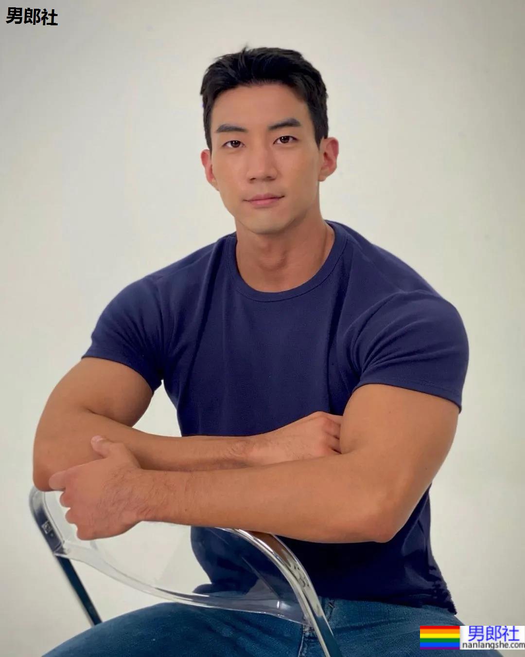 肌肉小哥穿阿玛尼内裤拍写真，这身材太可了！-51虹马