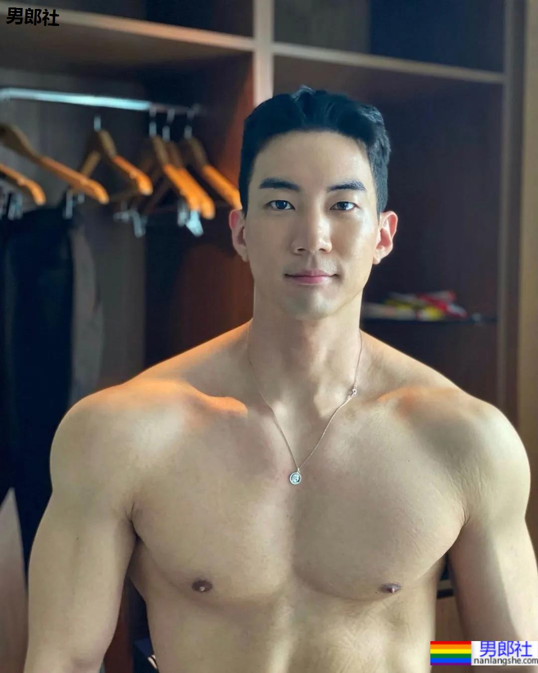 肌肉小哥穿阿玛尼内裤拍写真，这身材太可了！ - 51虹马