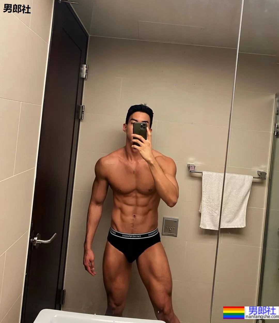 肌肉小哥穿阿玛尼内裤拍写真，这身材太可了！ - 51虹马