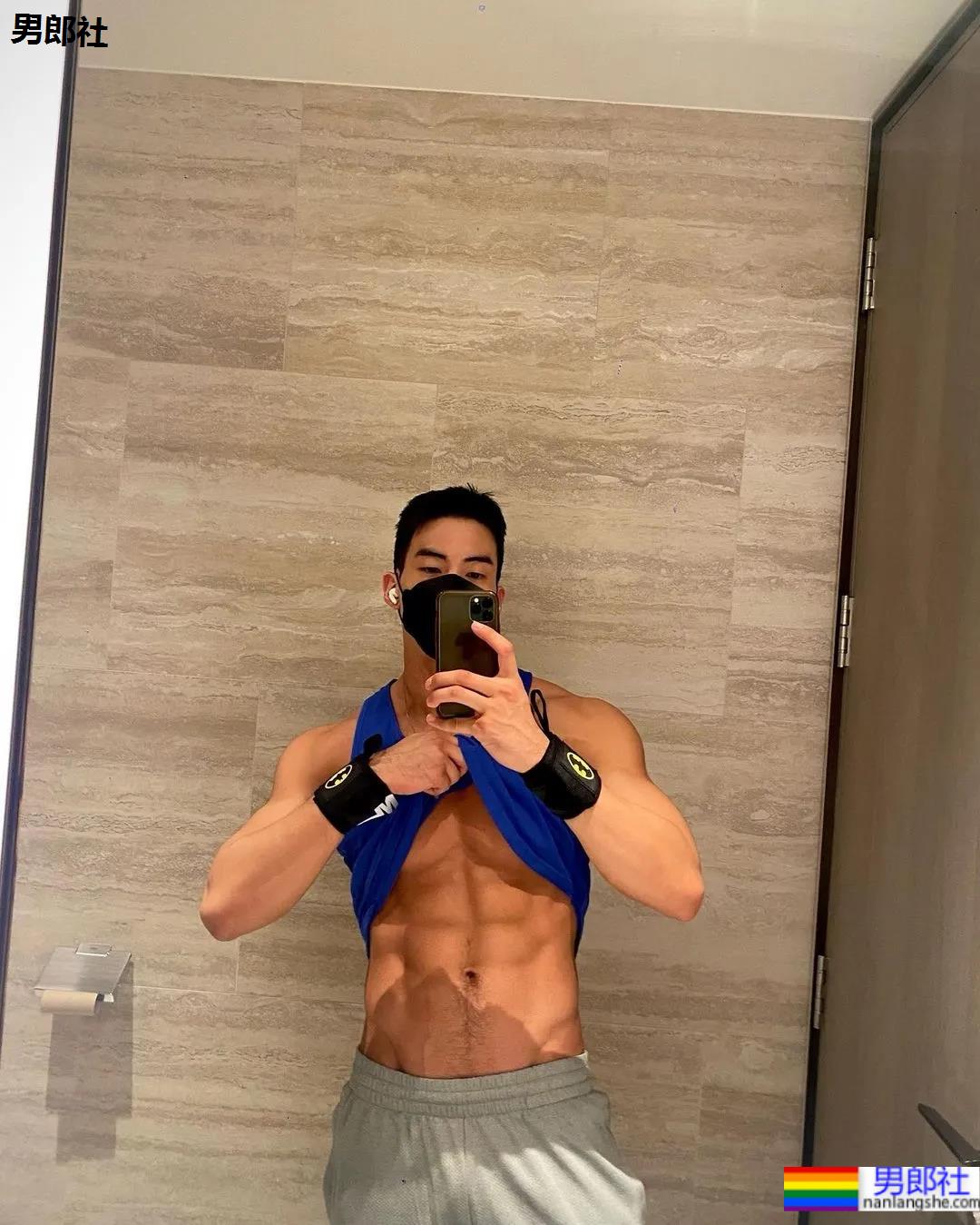 肌肉小哥穿阿玛尼内裤拍写真，这身材太可了！ - 51虹马