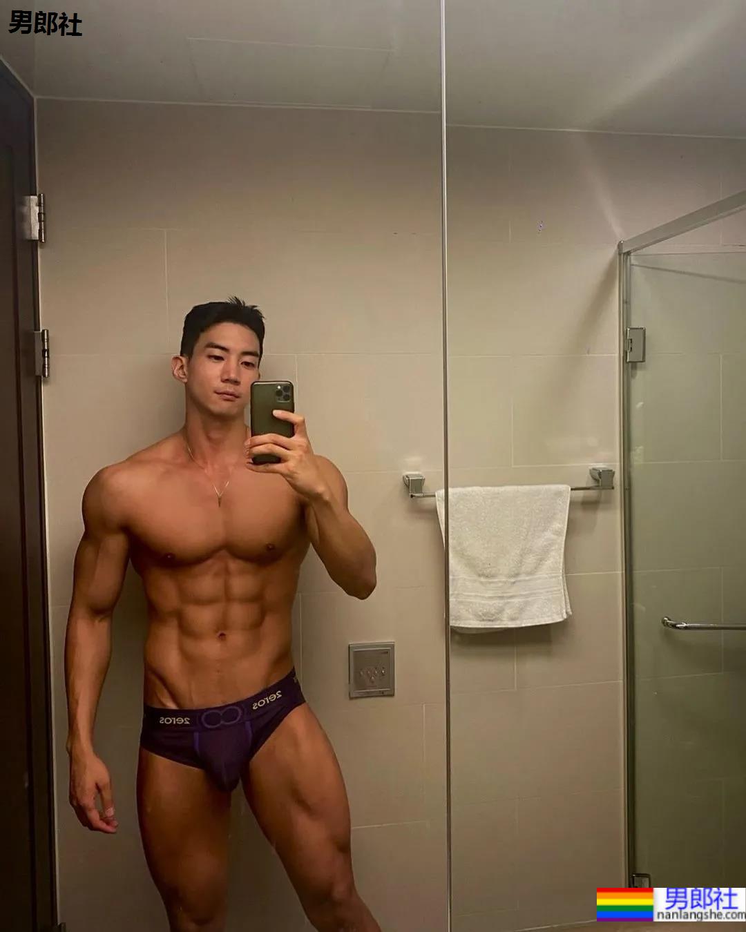 肌肉小哥穿阿玛尼内裤拍写真，这身材太可了！ - 51虹马