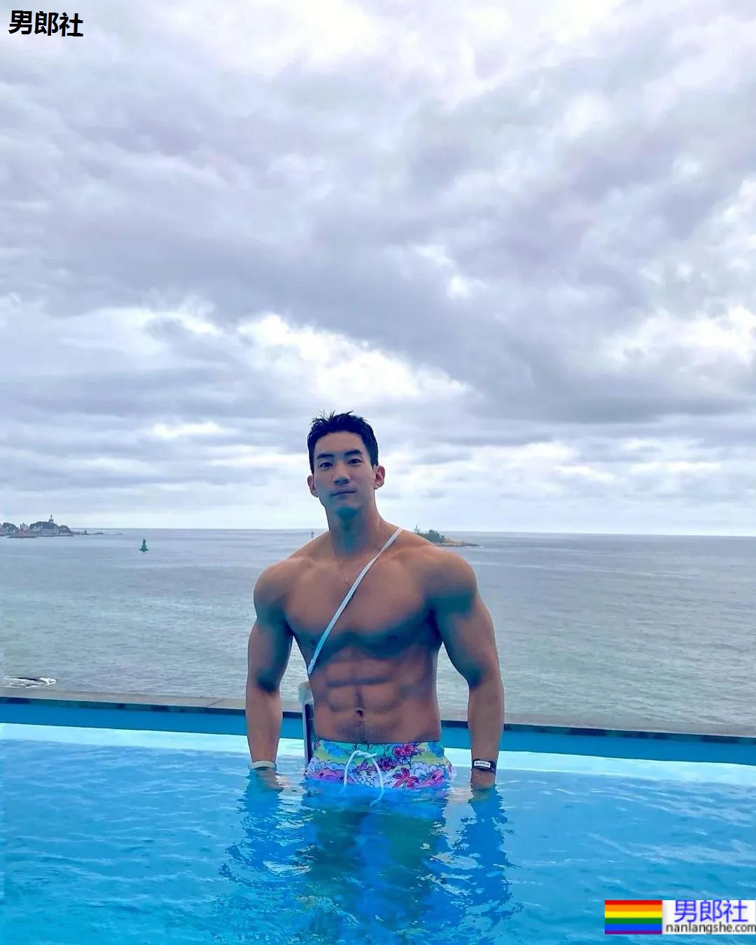 肌肉小哥穿阿玛尼内裤拍写真，这身材太可了！ - 51虹马