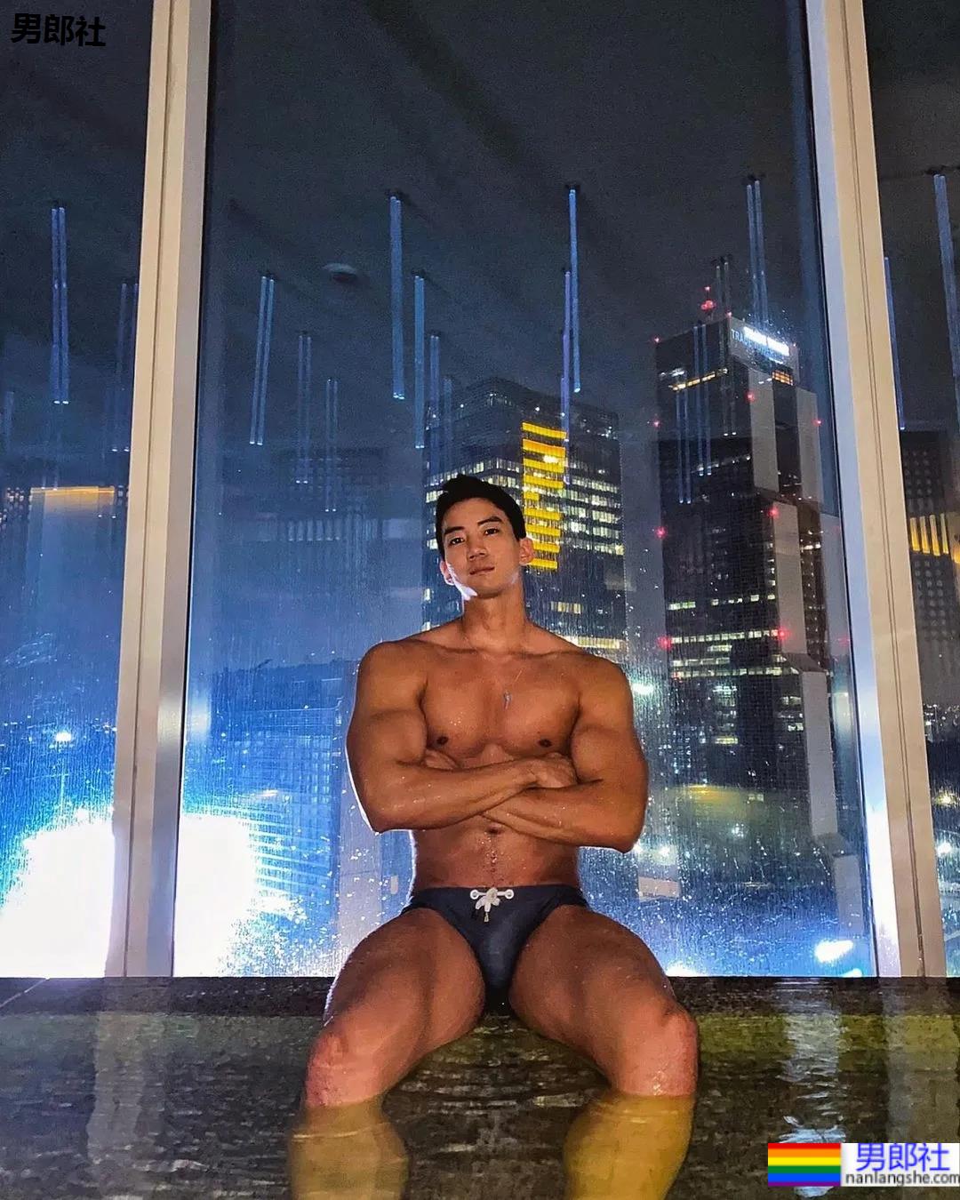 肌肉小哥穿阿玛尼内裤拍写真，这身材太可了！ - 51虹马