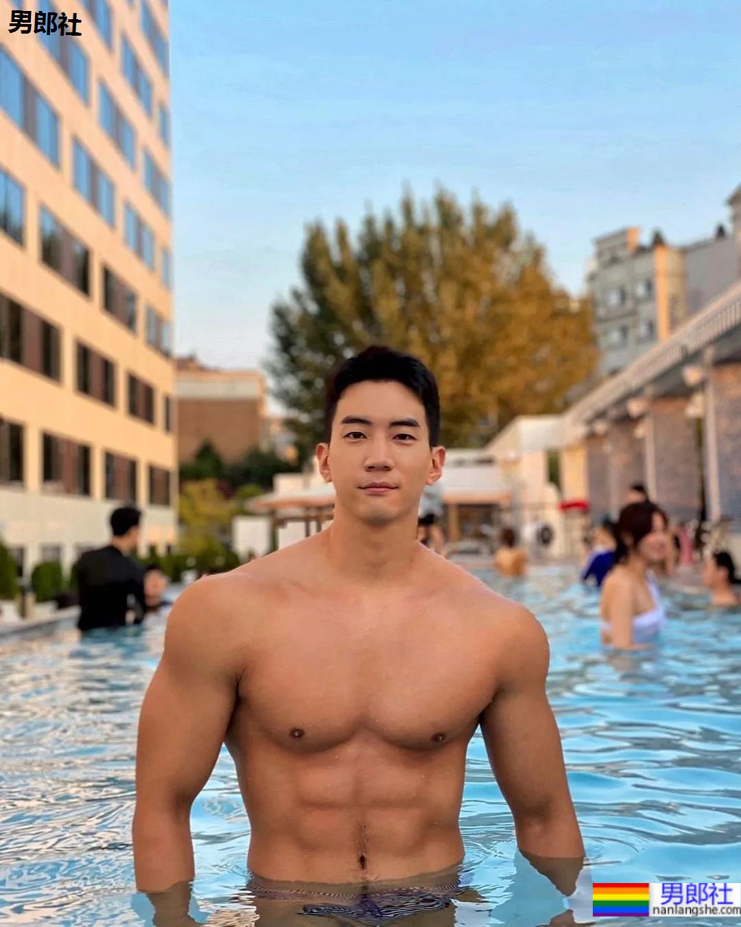 肌肉小哥穿阿玛尼内裤拍写真，这身材太可了！ - 51虹马