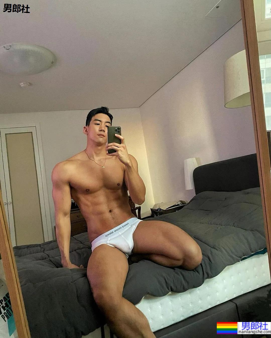 肌肉小哥穿阿玛尼内裤拍写真，这身材太可了！ - 51虹马