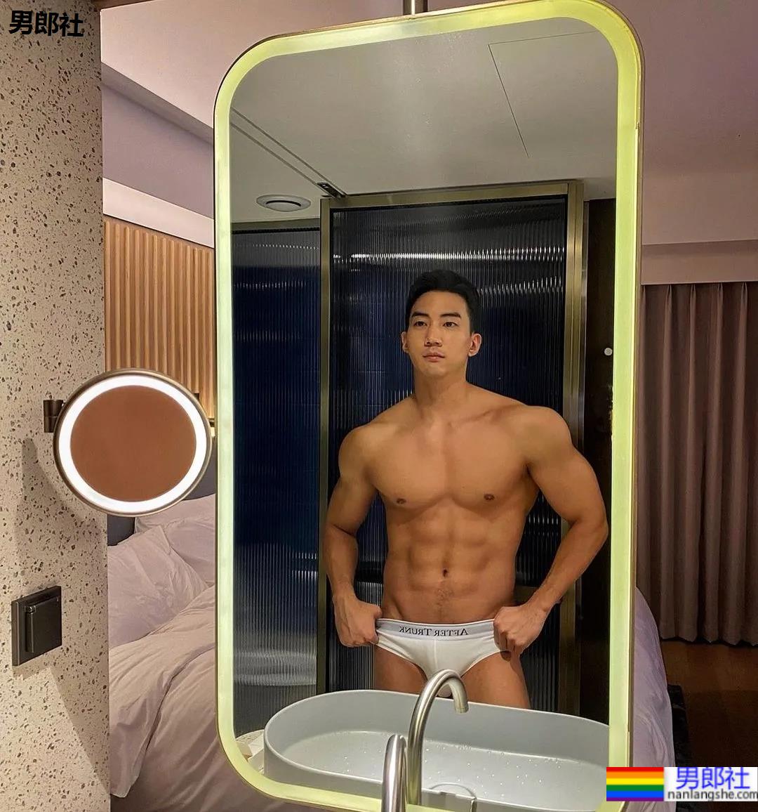 肌肉小哥穿阿玛尼内裤拍写真，这身材太可了！ - 51虹马