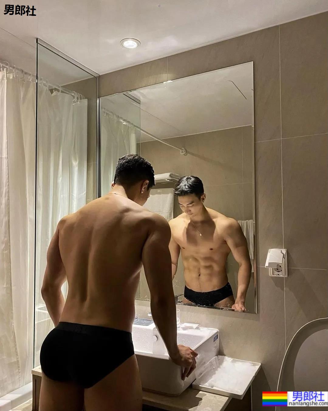 肌肉小哥穿阿玛尼内裤拍写真，这身材太可了！ - 51虹马