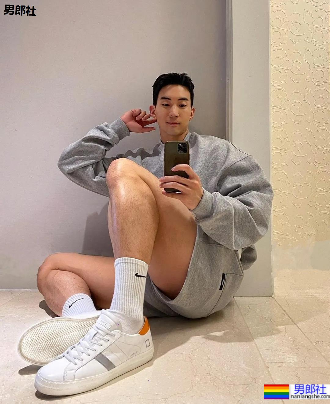 肌肉小哥穿阿玛尼内裤拍写真，这身材太可了！ - 51虹马