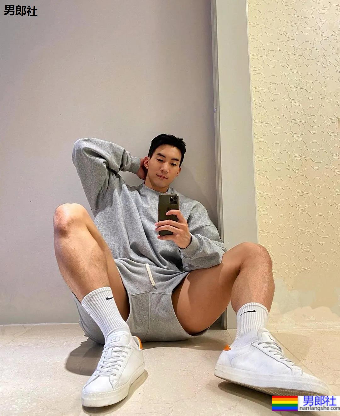 肌肉小哥穿阿玛尼内裤拍写真，这身材太可了！ - 51虹马