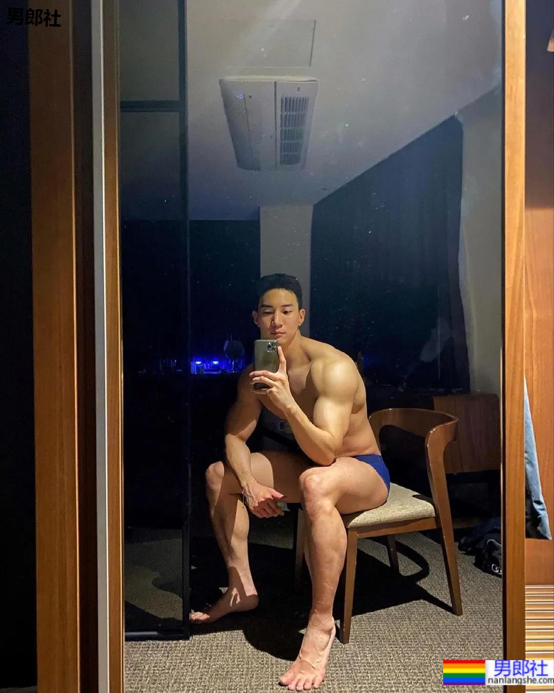 肌肉小哥穿阿玛尼内裤拍写真，这身材太可了！ - 51虹马