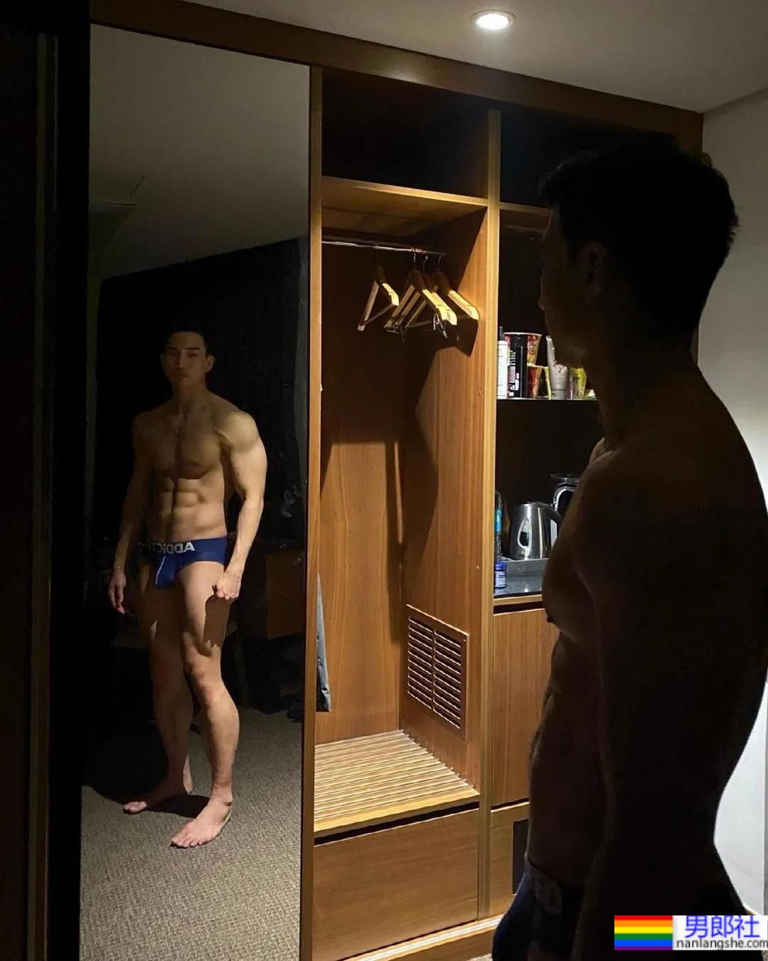 肌肉小哥穿阿玛尼内裤拍写真，这身材太可了！ - 51虹马