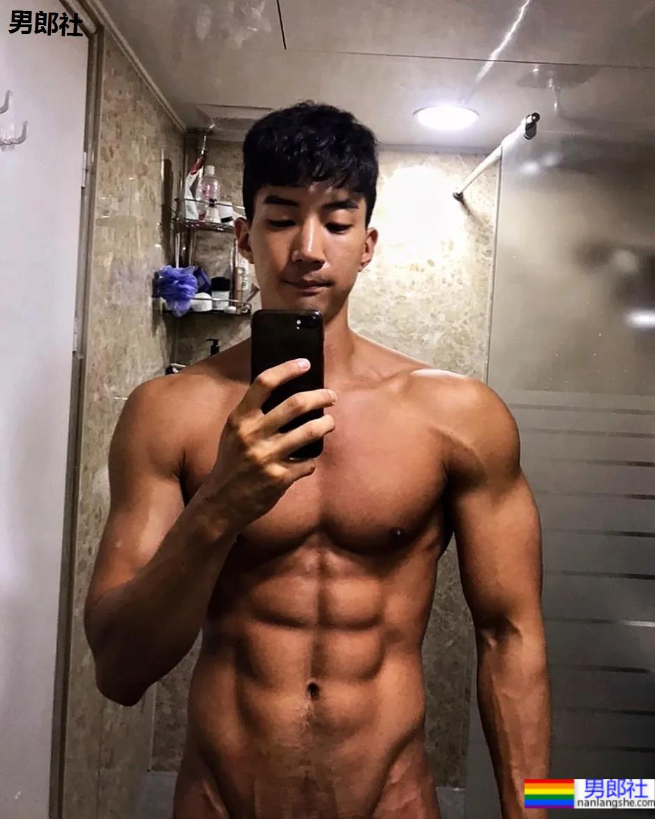 肌肉小哥穿阿玛尼内裤拍写真，这身材太可了！ - 51虹马