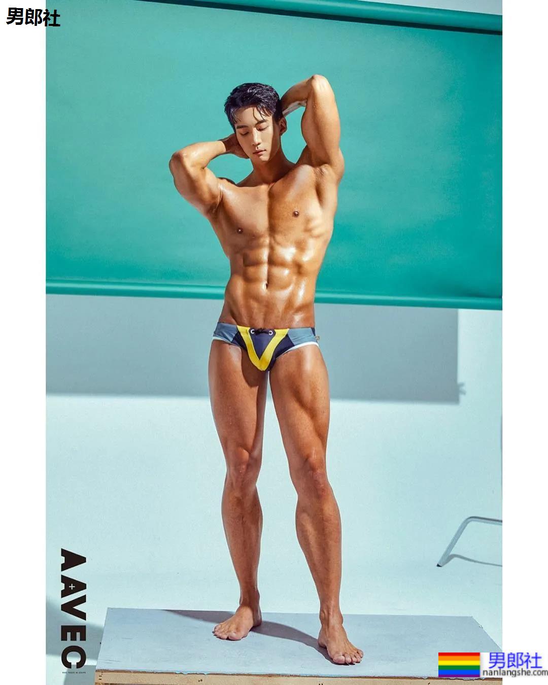 肌肉小哥穿阿玛尼内裤拍写真，这身材太可了！ - 51虹马