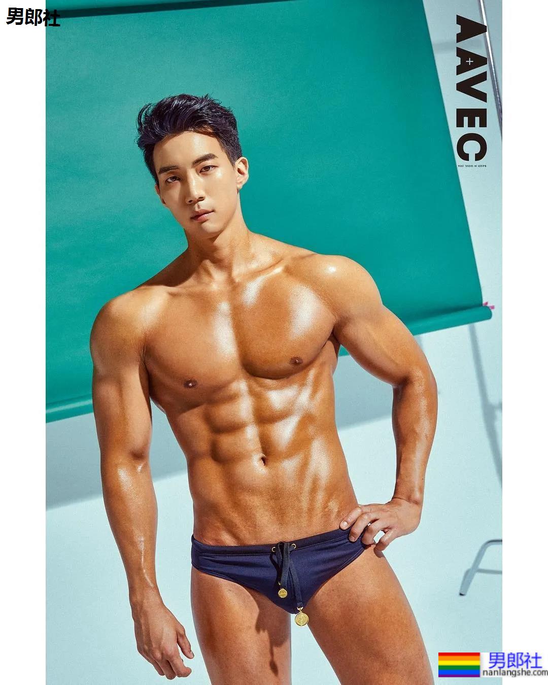 肌肉小哥穿阿玛尼内裤拍写真，这身材太可了！ - 51虹马