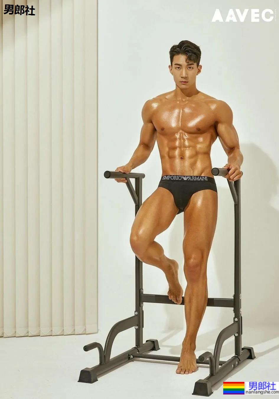 肌肉小哥穿阿玛尼内裤拍写真，这身材太可了！ - 51虹马