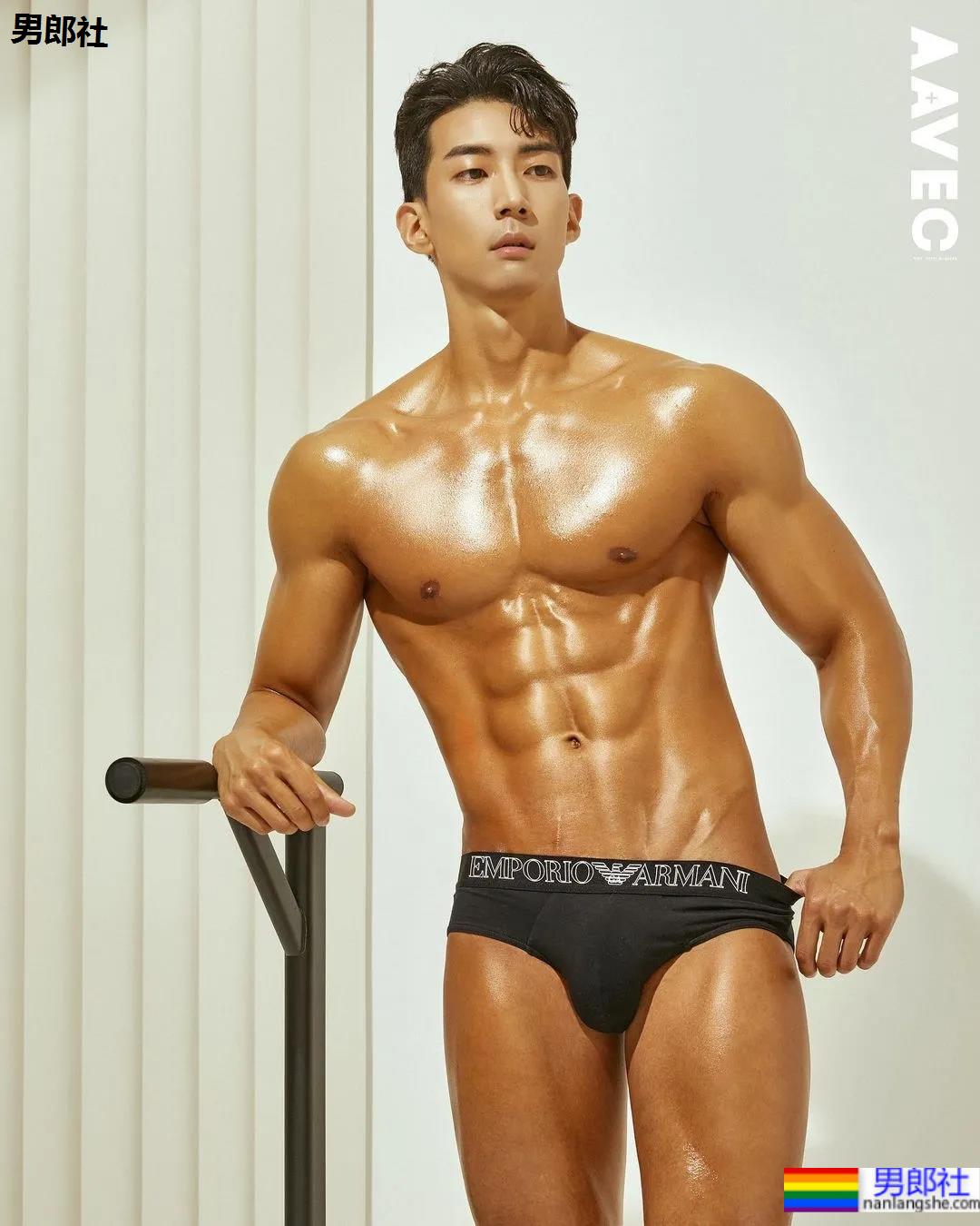 肌肉小哥穿阿玛尼内裤拍写真，这身材太可了！ - 51虹马