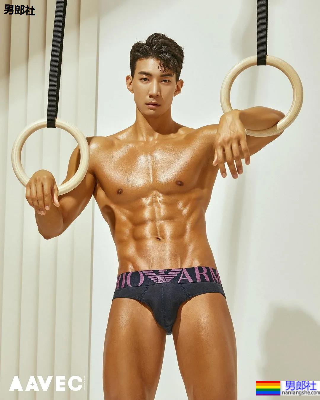 肌肉小哥穿阿玛尼内裤拍写真，这身材太可了！ - 51虹马