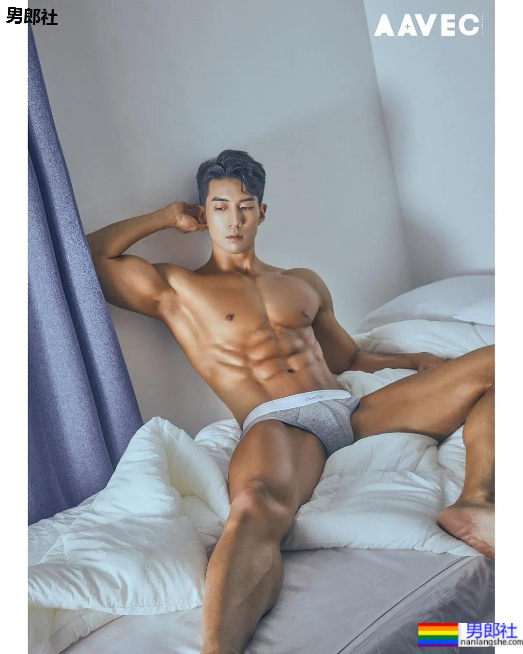 肌肉小哥穿阿玛尼内裤拍写真，这身材太可了！ - 51虹马