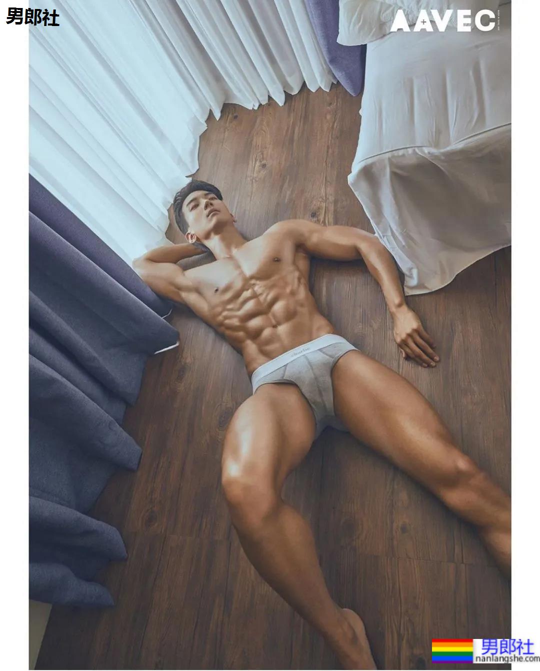 肌肉小哥穿阿玛尼内裤拍写真，这身材太可了！ - 51虹马