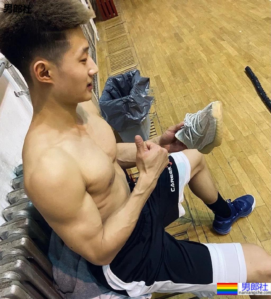 抓拍篮球体育生，寸头男孩流汗的样子太A了！ - 51虹马